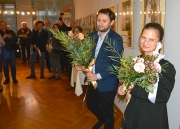 Kuratorka wystawy Alicja Skrudlik-Pilch w laskim stroju drużki weselnej